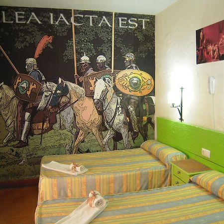Hostal Tematico El Cid Fuengirola Extérieur photo