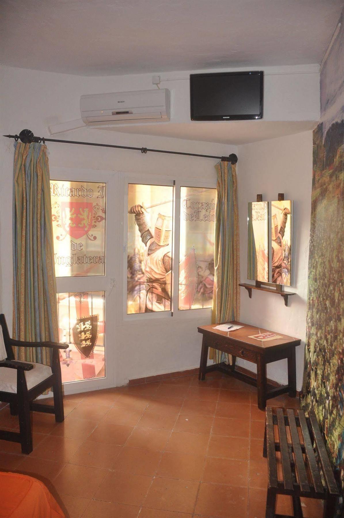 Hostal Tematico El Cid Fuengirola Extérieur photo