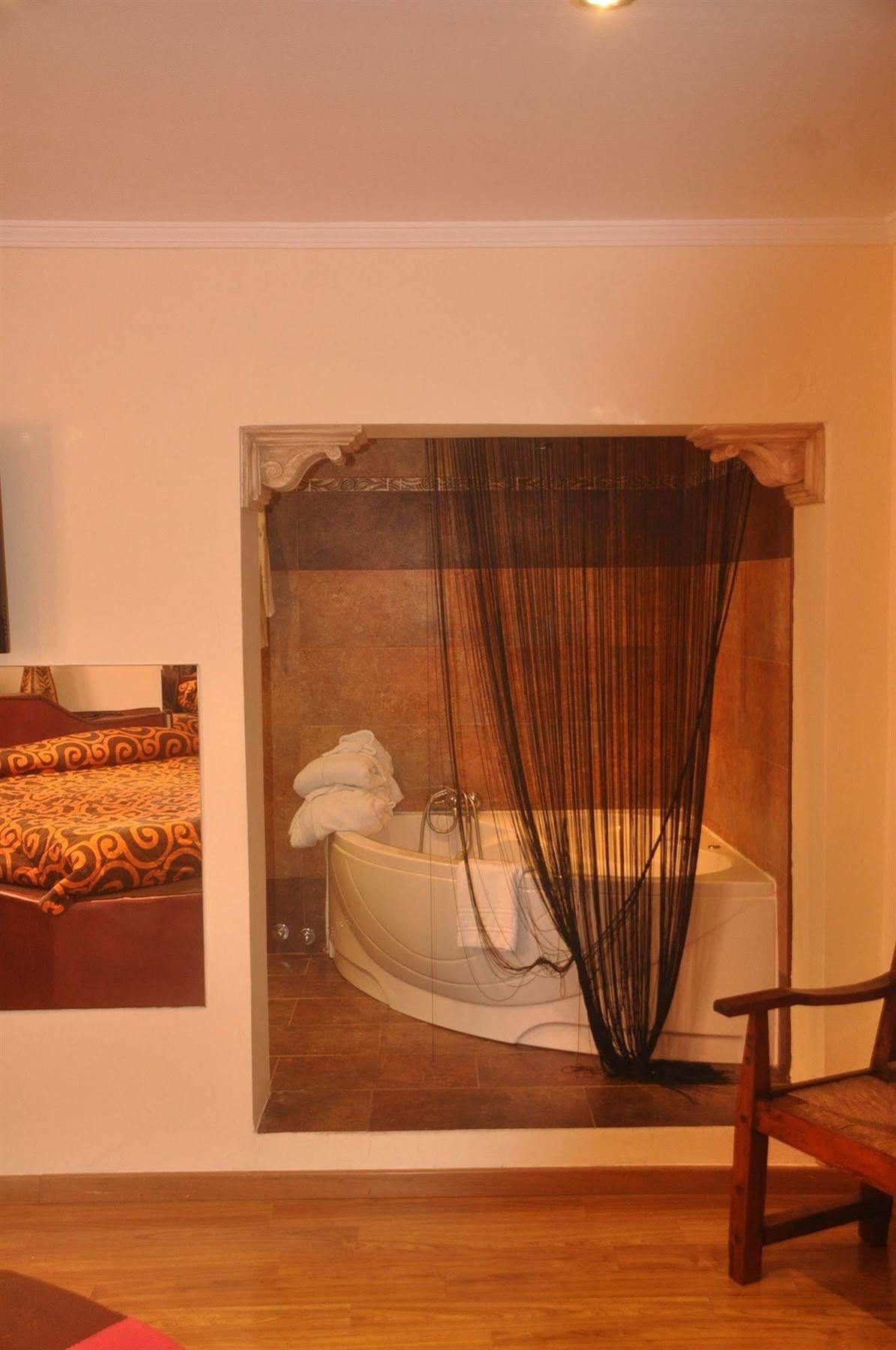 Hostal Tematico El Cid Fuengirola Extérieur photo