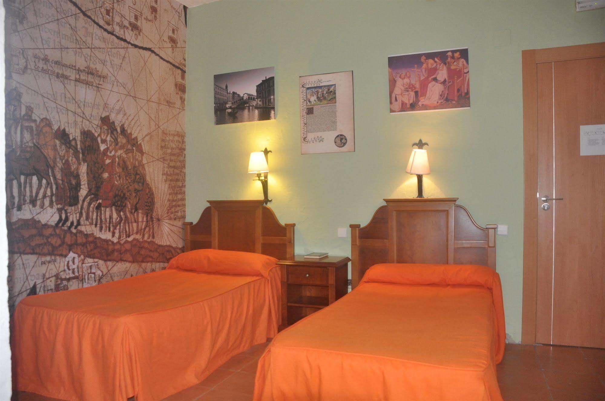 Hostal Tematico El Cid Fuengirola Extérieur photo